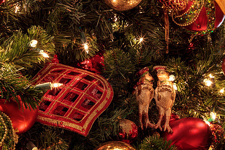 圣诞装饰品和圣诞树上的白灯 圣诞饰品 辉光 闪光 和平背景图片
