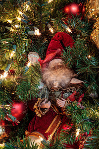 圣诞装饰品和圣诞树上的白灯 闪光 圣诞节快乐 圣诞老人 假期背景图片