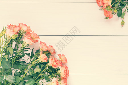 粉红橙色玫瑰花花束在木制桌子上 花的 开花 自然图片