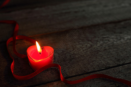 心形蜡烛燃烧 和谐 木制的 爱 发光的 黑暗的 丝绸 桌子图片