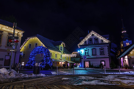 夜晚在阿尔卑斯山村的克兰日斯卡·戈拉圣诞节装饰广场 庆典 正方形图片