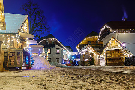 夜晚在阿尔卑斯山村的克兰日斯卡·戈拉圣诞节装饰广场 老的 山脉图片