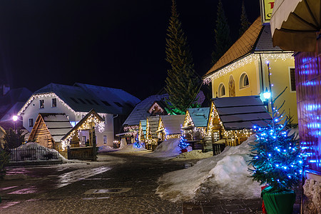 夜晚在阿尔卑斯山村的克兰日斯卡·戈拉圣诞节装饰广场 晚上 假期图片