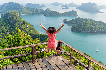 女人在山上跳跃 热带 高的 快乐的 旅行 素叻他尼 岛 泰国图片