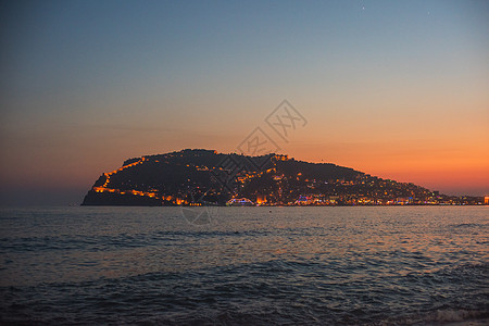 晚上晚上在艾伦亚海岸 波纹 城堡 地平线 地中海 美丽的图片