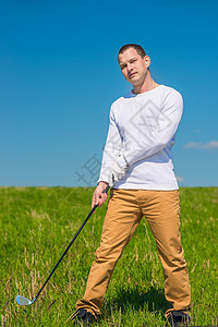 阳光明媚的一天 高尔夫球手和高尔夫俱乐部在绿田图片