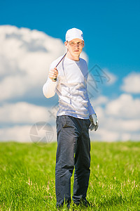 一个成功的高尔夫球手的垂直肖像 和一个高尔夫俱乐部图片