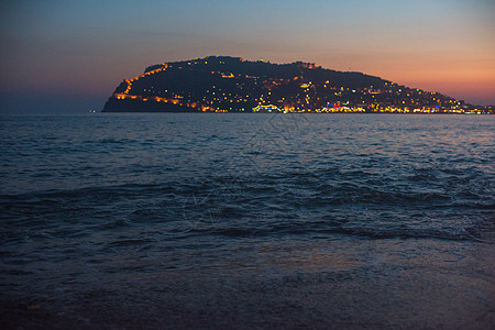晚上好 土耳其艾伦亚海岸 美丽的 深的 水 石头图片