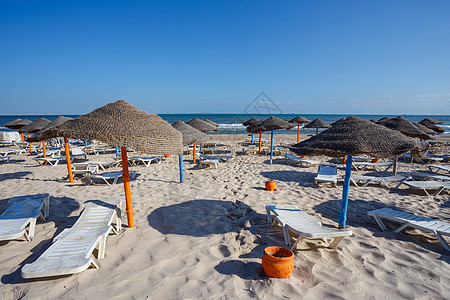 突尼斯沙滩上的海滩雨伞 夏天 放松 空的 天堂 热带图片
