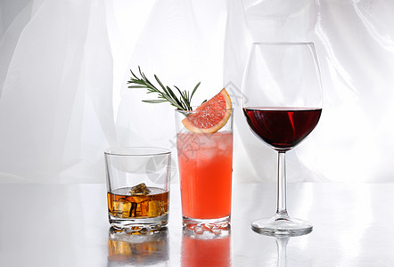 鸡尾酒以浅色背景在桌子上饮用饮料 餐具 宴会 美食 干红背景