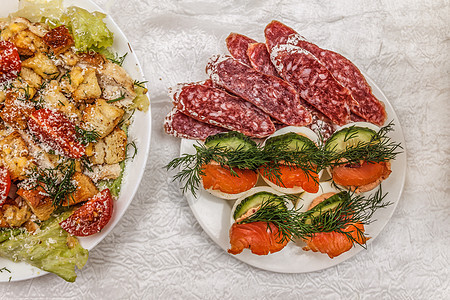 节日桌上的零食 最高风景 凯撒沙拉 香肠 斯图 开胃菜 什锦图片