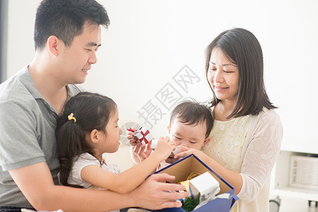 亚洲家庭与圣诞礼物和圣诞节礼物图片
