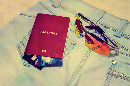 带银行卡 眼镜和贝壳的护照 旅行的概念 探索图片