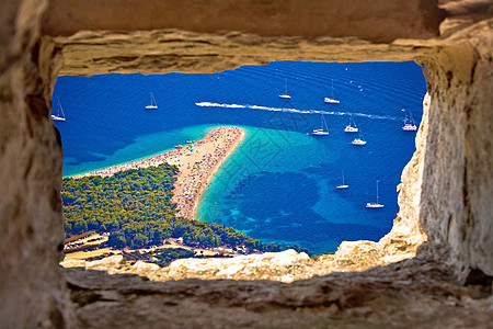 Zlatni 老鼠海滩通过石窗空中观察高清图片