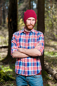 一个男人的肖像 长着胡子的男人 在一格子衬衫和帽子图片