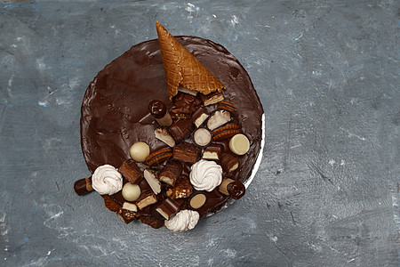 一个节日巧克力蛋糕 装饰着一个华夫角 巧克力 酒吧 糕点图片