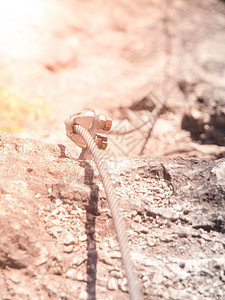 通过 ferrata 电缆紧固螺栓的特写视图 户外攀岩装备 石头 岩石图片