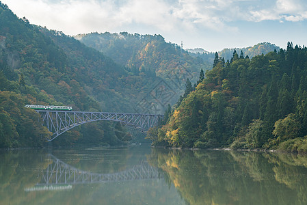 日本塔达米河第一桥日本 日出 山 机车 森林 火车图片