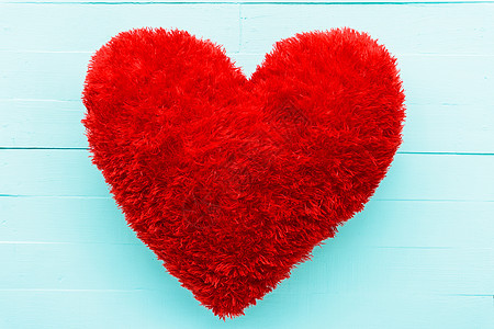 白色和粉红色木边上美丽的大红枕头心脏形状 手工制作的 浪漫的图片