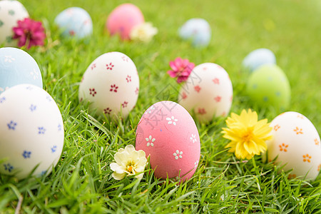 复活节快乐特写镜头五颜六色的复活节彩蛋在巢上绿色 gr 食物 打猎图片