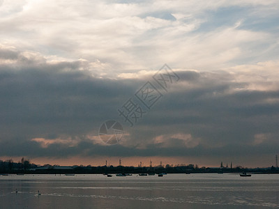 海上海湾水天帆船日落 黎明 海景 美丽的 游艇图片