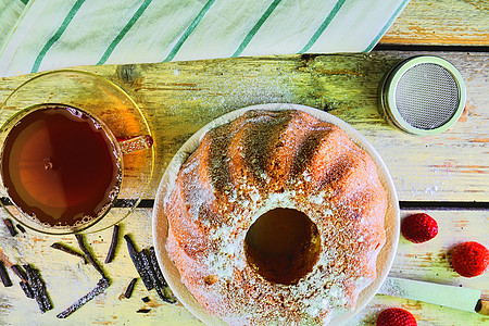 老式沙饼杯红茶和木制背景上的香草片 乡村白色背景中带草莓的蛋黄海绵蛋糕 食物 糖图片