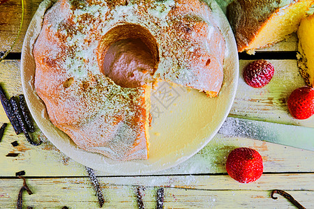 老式沙饼杯红茶和木制背景上的香草片 乡村白色背景中带草莓的蛋黄海绵蛋糕 食物 美食图片
