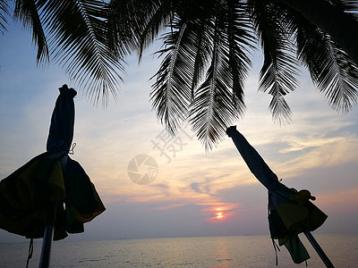 海滩上美丽的日出 水 爱 海洋 夏天 日落 海岸图片