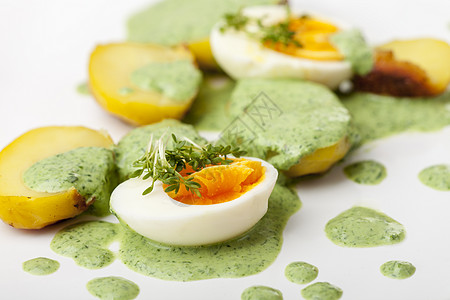 配鸡蛋和土豆的绿酱 莎莎酱 绿色 蒜 韭菜 蔬菜图片