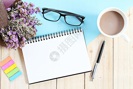 张开笔纸 干野生鲜花花束和桌上咖啡杯的顶端或平面 杯子 爱图片
