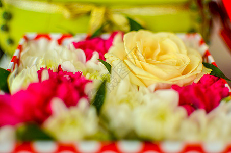 由菊花 丁香花和玫瑰混合花朵组成的美丽花束 花店 爱图片
