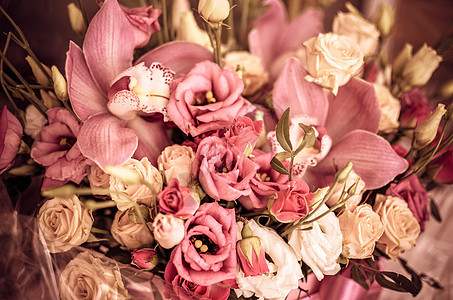 在美丽的背景上 带兰花和玫瑰的布束花 礼物图片