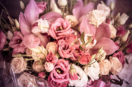 在美丽的背景上 带兰花和玫瑰的布束花 花瓣图片