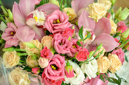 在美丽的背景上 带兰花和玫瑰的布束花 紫色的图片