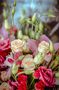 在美丽的背景上 带兰花和玫瑰的布束花 婚礼图片