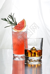 红西柚汁以浅色背景在桌子上饮用饮料 酒精 庆典 威士忌酒 液体背景