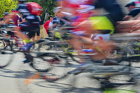 抽象艺术背景 在城市街道上比赛的自行车赛车手的运动模糊 骑行之旅 与骑自行车者的模糊的背景运动 假期 公路自行车图片
