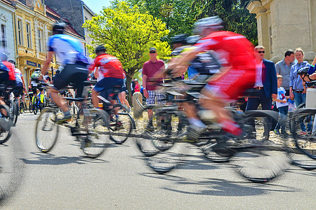 抽象艺术背景 在城市街道上比赛的自行车赛车手的运动模糊 骑行之旅 与骑自行车者的模糊的背景运动 速度 运动布图片