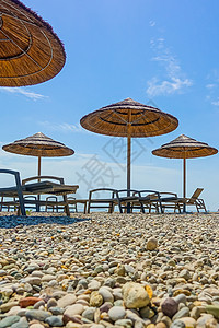 海滩上有海滩椅 清晨光照在海滩上 海岸景观 海岸图片