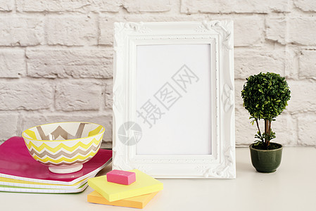 框架小样 白框样机 称呼图库摄影 笔记本 盆景植物 模板产品模型 砖墙上的空框 灰色墙壁上的白色垂直框架 办公桌配件图片