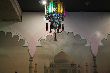 有色玻璃的典型的印度灯 灯笼 庆典 户外的 建筑学 古董图片