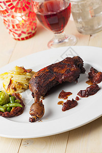 烤鸭腿 食物 蜡烛 新鲜的 肉 烤的 小洋白菜 假期 美食图片
