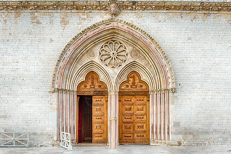 意大利阿西西圣弗朗西斯大教堂的主要门户图片