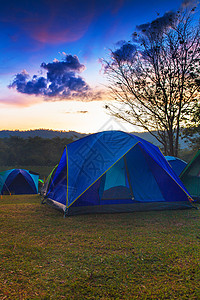清晨日出时有暮光背景的假日露营 夏天 帐篷 活动图片