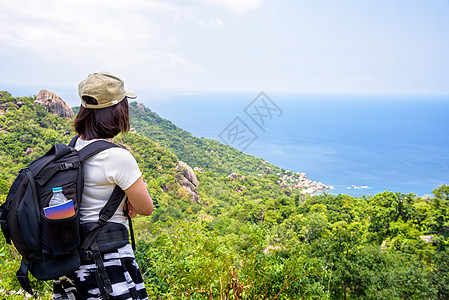 光道观光旅游妇女 海洋 背包客 青少年 蓝色的 远足 树图片