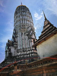 一座美丽的泰国寺庙 古老的塔塔和佛律 建筑图片