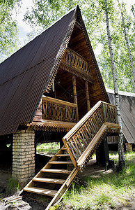 森林中休息的房屋 屋顶 建筑学 假期 美丽的 国家 乡村的图片