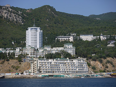 沿海光滑的海岸上的基础设施与高楼白色海滩建筑物中的旅馆和美丽的山区景色相通 注 2000年11月 图片