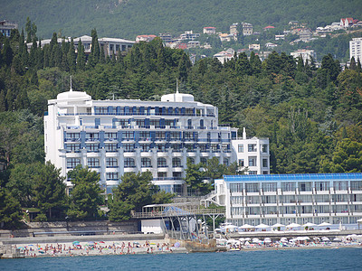 海滩海岸与许多度假游客在酒店的风光下游荡一番图片