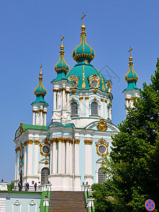 美丽的大教堂 绿金圆穹顶 在清蓝的天空背景上图片